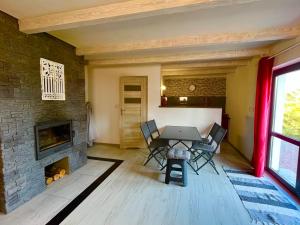 Domek na źródlanej polanie