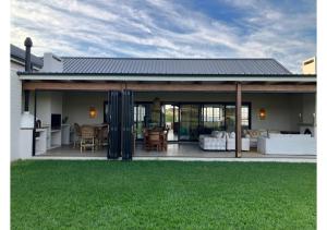 Pet Friendly Oversized Farm Style Country Home in Springvale Country Estate, Salt Rock