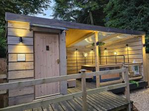 Rustic 1BD Hut Retreat with Hot Tub & Countryside