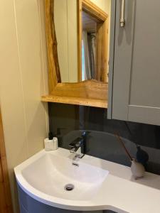 Rustic 1BD Hut Retreat with Hot Tub & Countryside