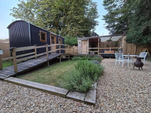 Rustic 1BD Hut Retreat with Hot Tub & Countryside