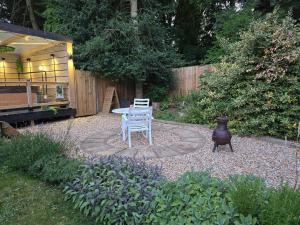 Rustic 1BD Hut Retreat with Hot Tub & Countryside