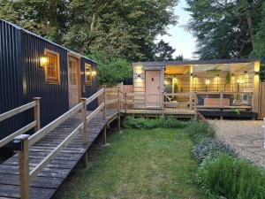 Rustic 1BD Hut Retreat with Hot Tub & Countryside