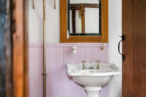 Two Bedroom Grade ll Cottage At AZ Luxury Stays Honey Horsefield With WiFi And Free Parking