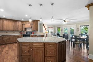 Lakeside Oasis - Room for 12