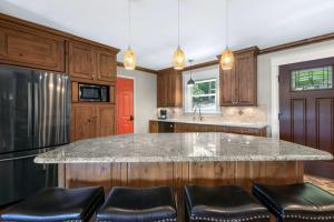 Lakeside Oasis - Room for 12