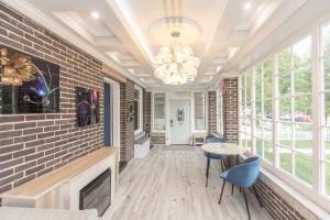 4 BDR Lake Geneva Estate Across from Beach