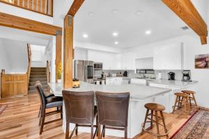 Fully Renovated 3Bd at Yosemites South Gate