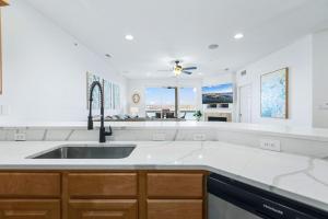 Panoramic Sunset Escape - Waterfront Condo for 7