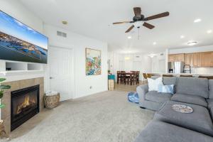 Panoramic Sunset Escape - Waterfront Condo for 7