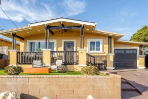 Fully Updated 3 BDR Seaside Home Minutes to Beach