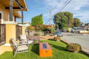 Fully Updated 3 BDR Seaside Home Minutes to Beach