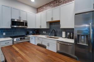Trendy Condo Close to Nissan Stadium
