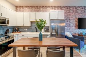 Trendy Condo Close to Nissan Stadium