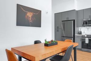 Pure Texas Poolside Oasis - Steps to Entertainment