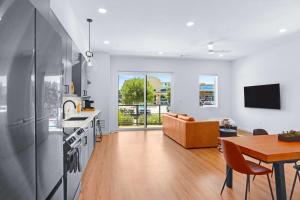 Pure Texas Poolside Oasis - Steps to Entertainment