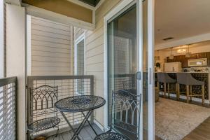 Riverfront Condo Minutes from Broadway