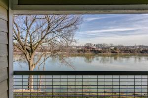 Riverfront Condo Minutes from Broadway