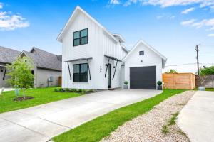 Chic Modern Farm Haus - Minutes to Everything