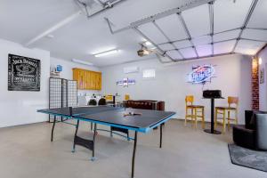 Spacious Retreat & Game Room - Sleeps 8