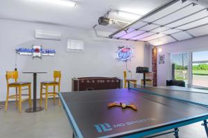 Spacious Retreat & Game Room - Sleeps 8