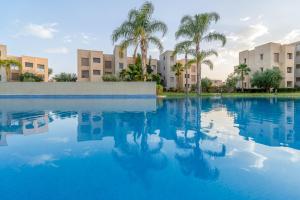 Chic & Cozy Apartment with Pool View - Prestigia