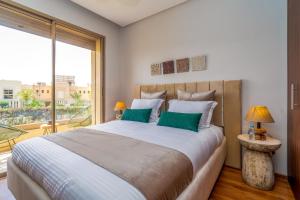 Chic & Cozy Apartment with Pool View - Prestigia