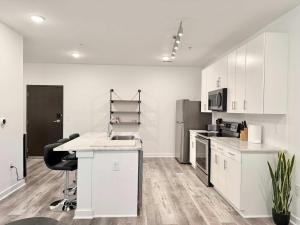 Spacious 2B2B Condo in ATL Free Street Parking 525Pkwy220
