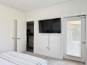 Spacious 2B2B Condo in ATL Free Street Parking 525Pkwy220