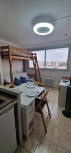 Studio rénové à 70m de la plage