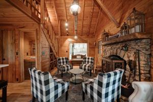 The Guest House - Historic Log cabin in Big Canoe