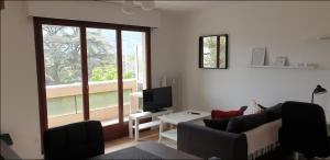 Appartements Cozy 2-Room Apartment, 10 min Walk to Tram for Geneva : Appartement 1 Chambre