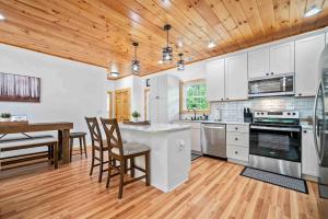 New Listing - Luxurious Mountain Home for 8 with amenities