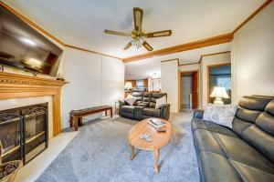 1 Mi to Lake Access Erie Home with Private Backyard - 3hvězdičkové hotely ve městě Erie