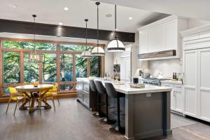 Golden Park City Getaway - Private Hot Tub Home Theater