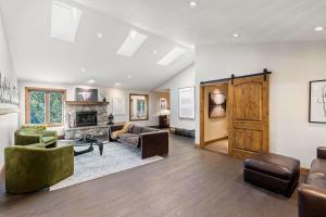 Golden Park City Getaway - Private Hot Tub Home Theater