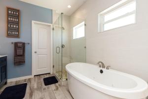 Delightful 3 Bedroom - Pets Monthly Rates