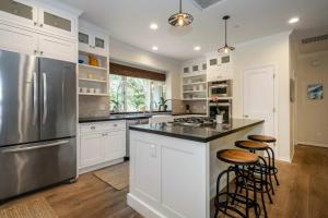 Montecito Retreat - Walk to Beach Near Downtown