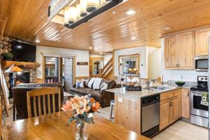 Lazy Bear Log Cabin - Canyons Park