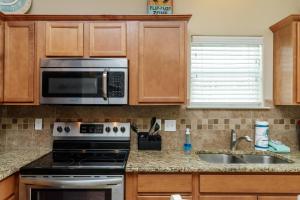 Fun 2 bedroom - Pets Pool Sleeps 6