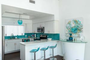 Stylish 3 bedroom - Pool Pets Sleeps 10