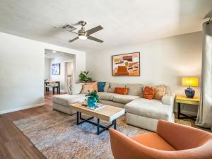 5BR Sleeps 10 Hot Tub Fire Pit Games & Walk to ASU