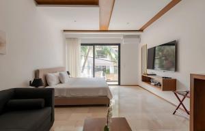 Liltown studio steps from 5th Ave