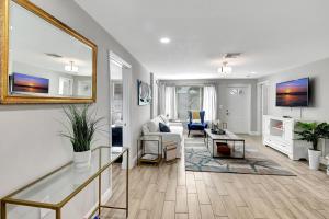 Fully Updated Home Sleeps 8 - 5 Min to the Beach - 4hvězdičkové hotely ve městě Delray Beach