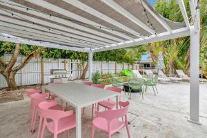 Poolside Paradise - Dock & Pool