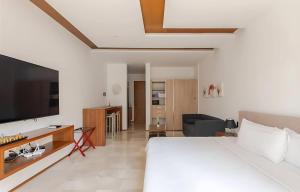 Liltown studio steps from 5th Ave