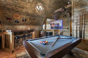 Mountain Retreat with Hot Tub & Games Sleeps 10