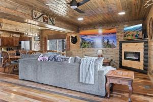 Mountain Retreat with Hot Tub & Games Sleeps 10