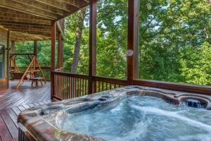 Treetop Paradise Private Game Room & Hot Tub