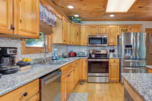 Treetop Paradise Private Game Room & Hot Tub